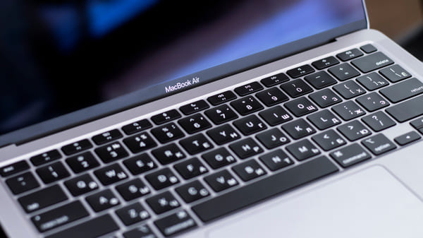 Drugi monitor do MacBooka – czym kierować się przy wyborze?